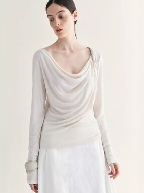 Insis Femme Two-way Shouler-twist Top in off white